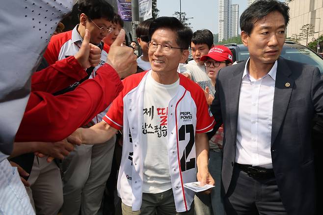 김문수 국민의힘 대선 후보가 1일 경기도 수원컨벤션센터 광장에서 열린 유세에서 지지를 호소하고 있다. [연합]
