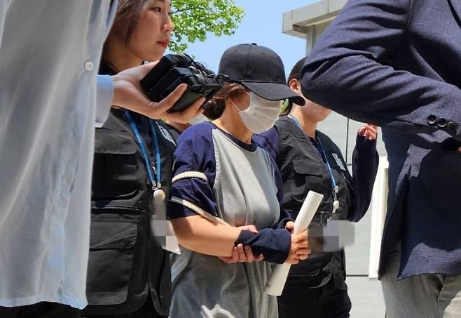 사전투표 첫날, 배우자 명의로 대리투표 한 선거사무원 A씨. [연합]