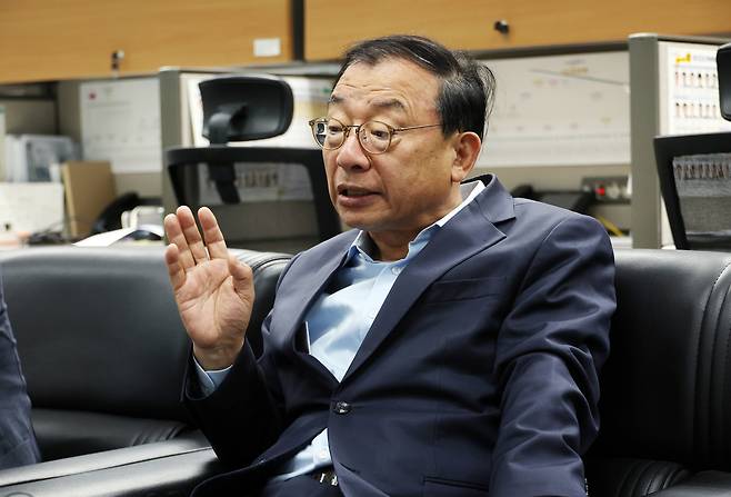 국민의힘 이정현 공동선거대책위원장이 22일 전북특별자치도의회에서 기자간담회를 열고 발언하고 있다. <연합>