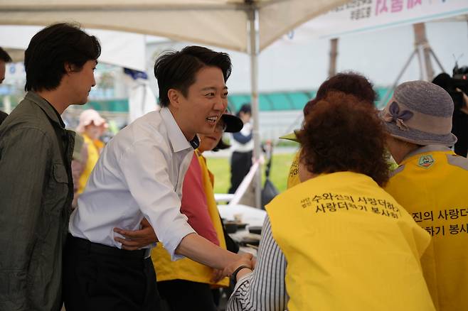 이준석 개혁신당 대선후보가 지난달 31일 인천 중구 월미도에서 유권자를 만나며 지지를 호소하고 있다. [개혁신당 제공]