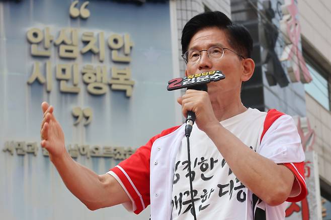 국민의힘 김문수 대선 후보가 1일 경기도 의정부시 태조이성계상 앞에서 열린 유세에서 지지를 호소하고 있다 <연합>