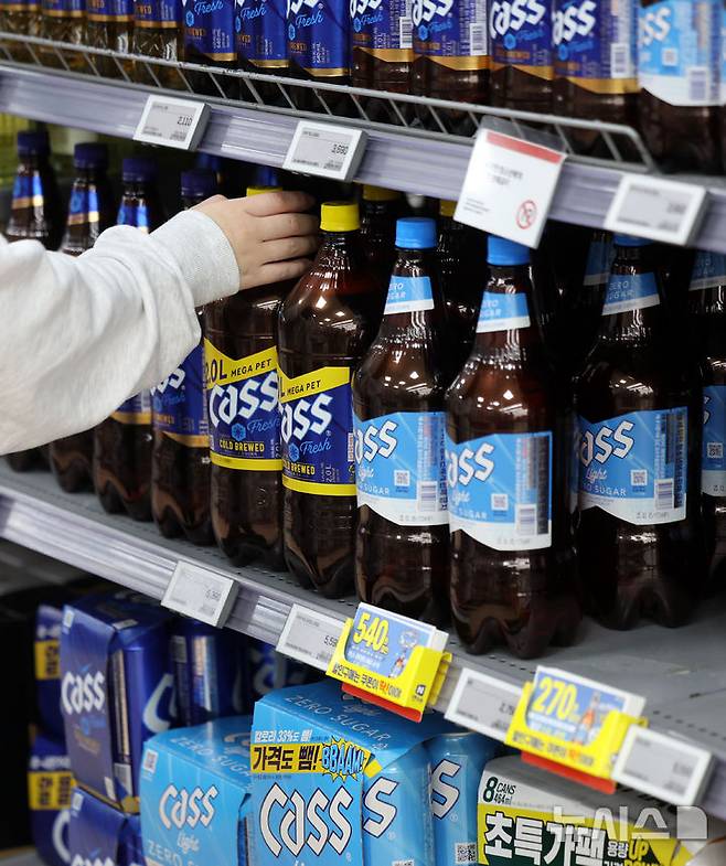 [서울-뉴시스] 논알코올 맥주가 에일을 제치고 전 세계 맥주 카테고리 판매량 2위에 오를 전망이라고 NBC뉴스가 29일(현지 시간) 보도했다. 사진은 서울 시내 한 대형 마트에서 한 고객이 카스를 구매하고 있는 모습. 2025.05.30.