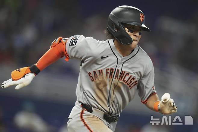 [마이애미=AP/뉴시스] 샌프란시스코 자이언츠의 이정후(가운데)가 31일(현지 시간) 미 플로리다주 마이애미의 론디포 파크에서 열린 2025 메이저리그 마이애미 말린스와의 경기 3회초 안타를 친 뒤 달리고 있다. 2025.06.01.