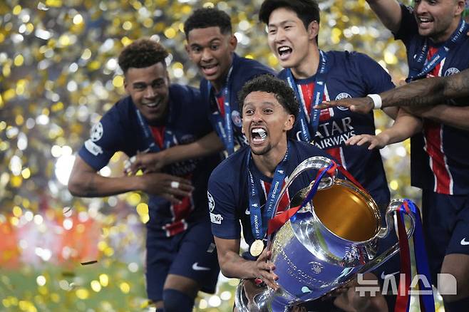 [뮌헨=AP/뉴시스] 프랑스 프로축구 리그앙 파리 생제르맹(PSG)의 이강인과 트로피를 들어 올리는 마르퀴뇨스. 2025.05.31.