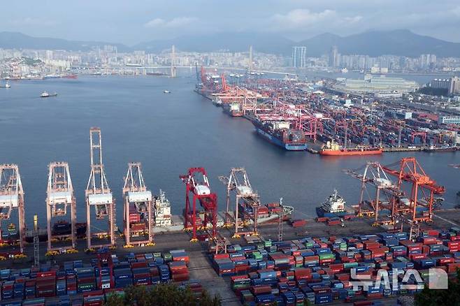 [부산=뉴시스] 하경민 기자 = 이날 부산 남구 신선대(사진 아래) 및 감만(위) 부두 야적장에 수출입 컨테이너가 가득 쌓여 있다. 2025.05.01. yulnetphoto@newsis.com