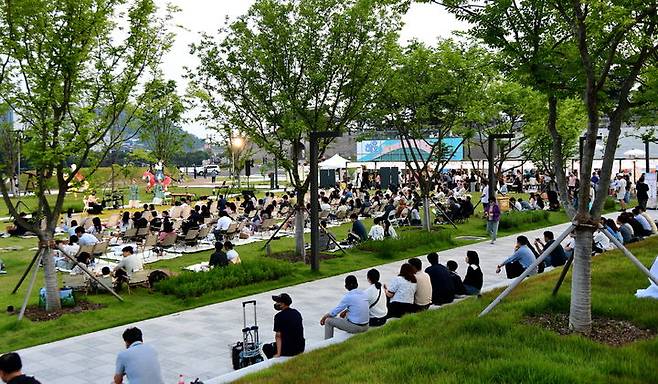 [진주=뉴시스]진주시 '리버나이트 진주-남강 별밤 피크닉'. (사진=진주시 제공) 2025.06.01. photo@newsis.com *재판매 및 DB 금지