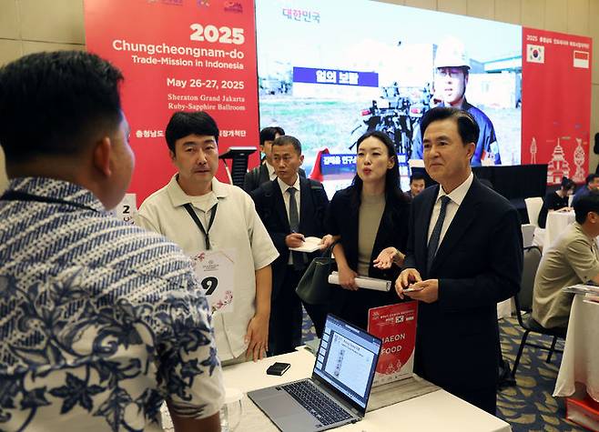 [홍성=뉴시스] 충남도 주관으로 27일 인도네시아 자카르타 쉐라톤 호텔에서 충남해외시장개척단 수출상담회가 열린 가운데 김태흠 지사가 부스를 순회하면서 도내 기업 제품을 직접 홍보하고 있다. (사진=충남도 제공) 2025.06.01. photo@newsis.com *재판매 및 DB 금지