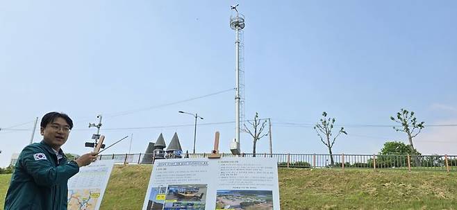 [공주=뉴시스]  이현준 금강유역환경청 하천국장이 지난 29일 충남 공주시 신관동 금강신관공원 주차장 인공지능(AI) 폐쇄회로(CC)TV 앞에서 설명하고 있다. (사진=환경부 공동취재단).  *재판매 및 DB 금지