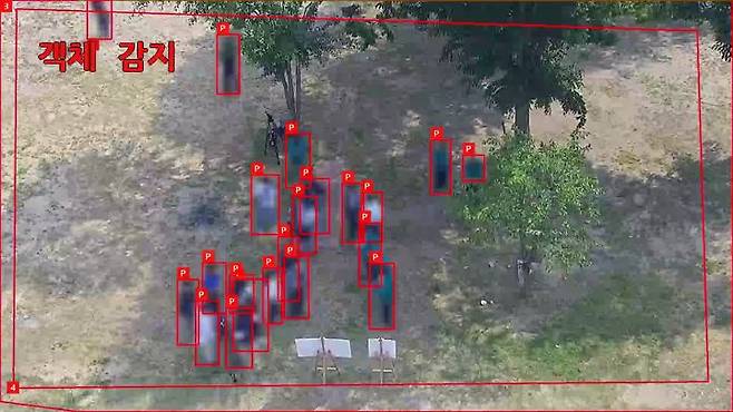 [공주=뉴시스]  지난 29일 충남 공주시 금강신관공원 주차장 인공지능(AI) 폐쇄회로(CC)TV에서 찍힌 화면. (사진=환경부).  *재판매 및 DB 금지