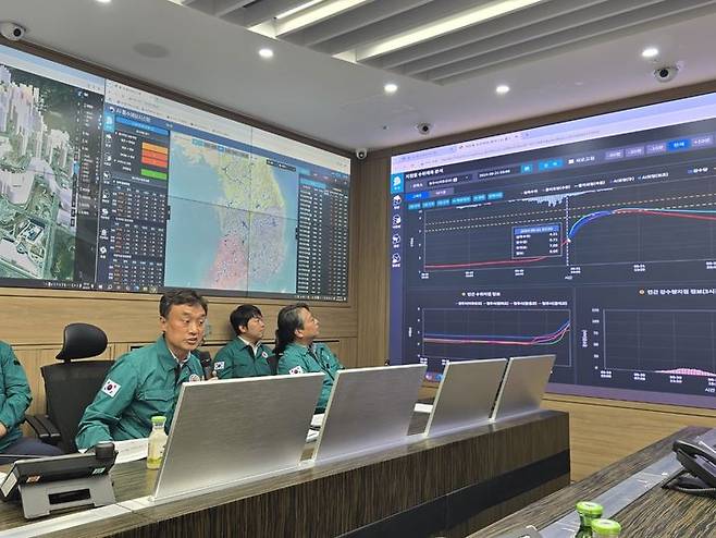 [세종=뉴시스] 환경부 관계자들이 지난 29일 정부세종청사 6동 물재해종합상황실에서 디지털트윈 물관리 플랫폼에 대해 설명하고 있다. (사진=환경부).  *재판매 및 DB 금지
