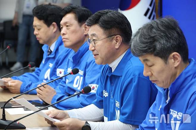 [서울=뉴시스] 조성봉 기자 = 윤호중 더불어민주당 중앙선거대책위원회 총괄본부장이 1일 오전 서울 여의도 중앙당사에서 열린 긴급 총괄본부장단 회의에서 발언을 하고 있다. 2025.06.01. suncho21@newsis.com