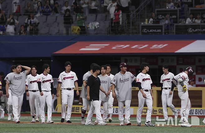[서울=뉴시스] 김근수 기자 = 지난 5월22일 서울 구로구 고척스카이돔에서 열린 2025 KBO리그 삼성 라이온즈와 키움 히어로즈의 경기에서 키움 히어로즈가 삼성 라이온즈를 상대로 0-2 패배를 한 뒤 선수들이 아쉬워하고 있다. 2025.05.22. ks@newsis.com