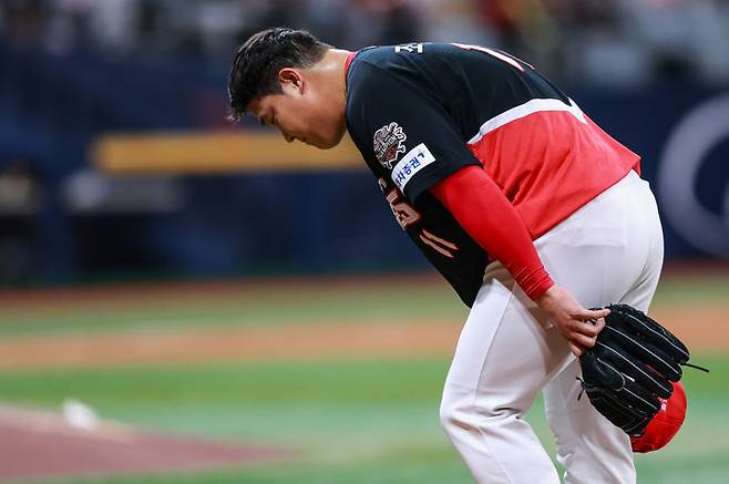 [서울=뉴시스] 프로야구 KIA 타이거즈 조상우가 지난 5월6일 고척스카이돔에서 열린 2025 신한 쏠뱅크 KBO리그 키움 히어로즈와의 경기에 등판해 키움 팬들에게 고개를 숙이고 있다. (사진=KIA 타이거즈 제공) 2025.05.06 *재판매 및 DB 금지