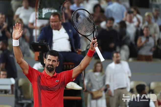 [파리=AP/뉴시스] 노박 조코비치(6위·세르비아)가 31일(현지 시간) 프랑스 파리 롤랑가로스에서 열린 프랑스오픈 남자 단식 3회전에서 필리프 미솔리치(153위·오스트리아)를 꺾고 세리머니하고 있다. 2025.06.01.