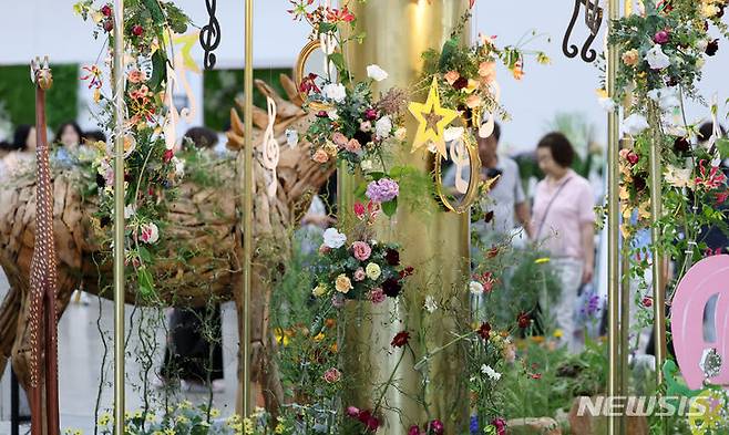 [대구=뉴시스] 대구 북구 엑스코에서 열린 ‘제15회 대구꽃박람회’를 찾은 관람객들이 다양하게 전시된 꽃을 관람하며 즐거운 시간을 보내고 있다. (사진=뉴시스 DB). photo@newsis.com