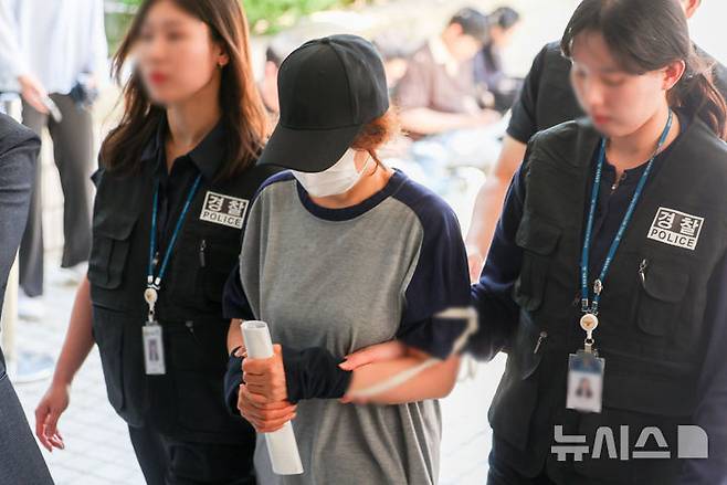 [서울=뉴시스] 김선웅 기자 = 21대 대통령 선거 사전 투표 첫날 배우자 명의로 대리투표를 한 선거 사무원 박 모씨가 1일 서울 서초구 서울중앙지법에서 열린 공직선거법 위반 혐의 영장실질심사(구속 전 피의자 심문)에 출석하고 있다. 2025.06.01. mangusta@newsis.com