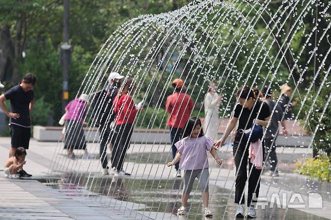 [서울=뉴시스] 김명원 기자 = 한 낮 기온 최고 28도까지 올라까지 오른 1일 오전 서울 종로구 광화문 분수터널에서 나들이 나온 가족들과 시민들이 즐거운 시간을 보내고 있다. 2025.06.01. kmx1105@newsis.com