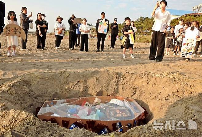 [제주=뉴시스] 오영재 기자 = 제주환경운동연합이 1일 오후 제주시 이호테우해수욕장에서 '플라스틱 장례식' 행사를 열고 있다. 2025.06.01. oyj4343@newsis.com