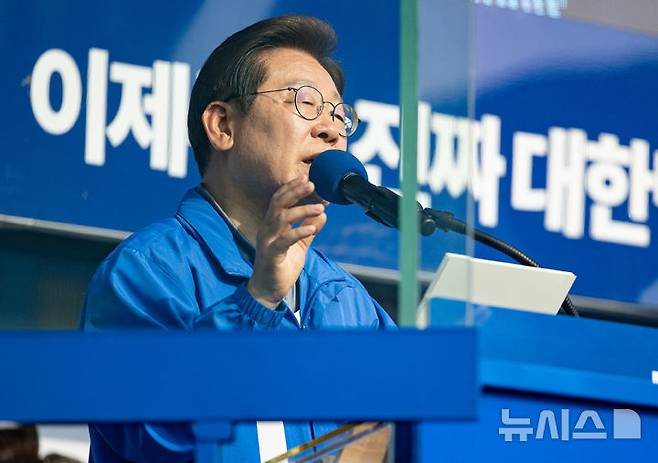 [울산=뉴시스] 조성우 기자 = 이재명 더불어민주당 대선후보가 1일 오후 울산 동구 일산해수육장 교차로 인근에서 열린 집중유세에서 연설하고 있다. (공동취재) 2025.06.01. photo@newsis.com