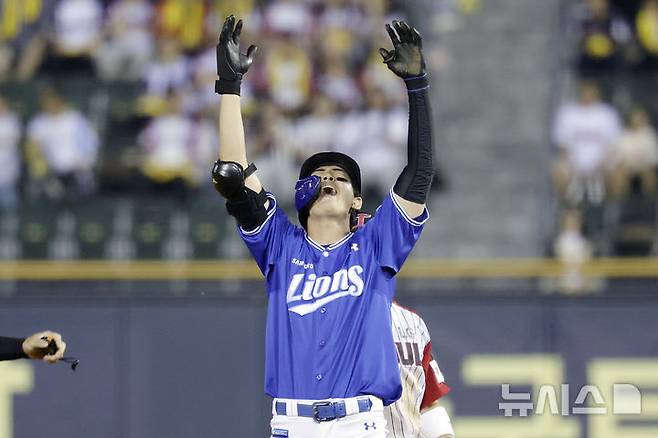 [서울=뉴시스] 최동준 기자 = 1일 서울 송파구 잠실야구장에서 열린 2025 KBO리그 삼성 라이온즈와 LG 트윈스의 경기, 9회초 1사 1, 2루 상황 삼성 구자욱이 1타점 적시타를 친 뒤 기뻐하고 있다. 2025.06.01. photocdj@newsis.com