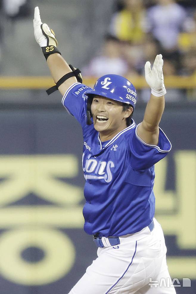 [서울=뉴시스] 최동준 기자 = 1일 서울 송파구 잠실야구장에서 열린 2025 KBO리그 삼성 라이온즈와 LG 트윈스의 경기, 8회초 2사 1루 상황 삼성 김태훈이 2점 홈런을 친 뒤 기뻐하고 있다. 2025.06.01. photocdj@newsis.com