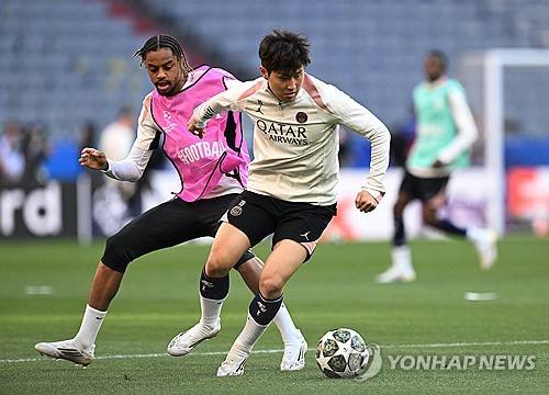 UCL 결승을 앞두고 공식 훈련에 나선 PSG 이강인(오른쪽). [로이터=연합뉴스]
