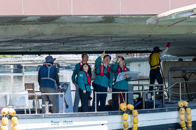 부산진구가 재해 대비 재난취약시설 집중안전점검을 벌이고 있다. 부산진구 제공