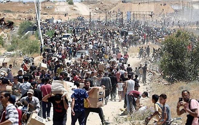 구호품 배급소에 몰려든 팔레스타인 주민들. 연합뉴스