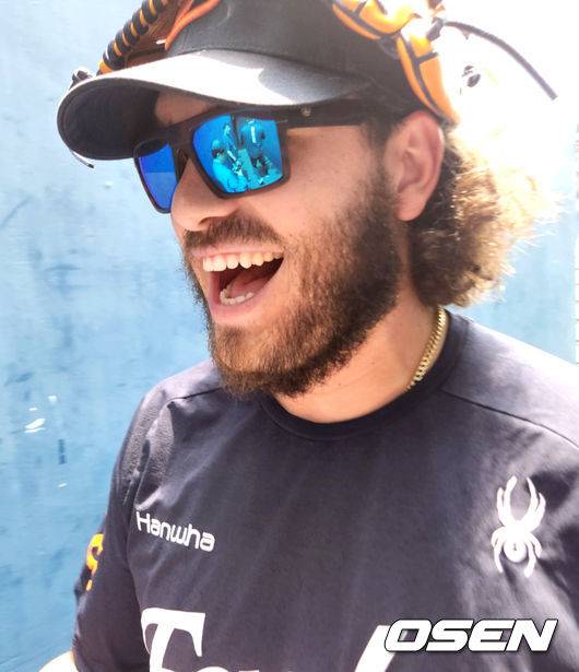 [OSEN=창원, 이상학 기자] 한화 코디 폰세가 31일 창원NC파크에서 류현진의 토론토 유니폼에 사인을 받은 뒤 기뻐하고 있다. 2025.05.31 /waw@osen.co.kr