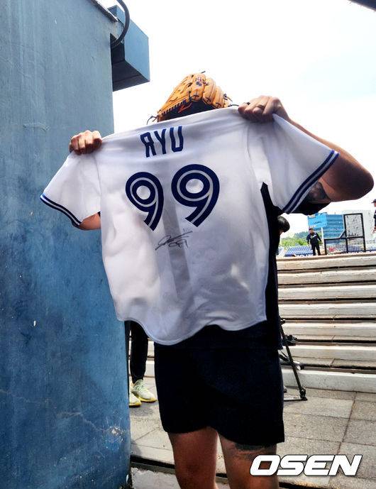 [OSEN=창원, 이상학 기자] 한화 코디 폰세가 31일 창원NC파크에서 류현진의 토론토 유니폼에 사인을 받은 뒤 기뻐하고 있다. 2025.05.31 /waw@osen.co.kr