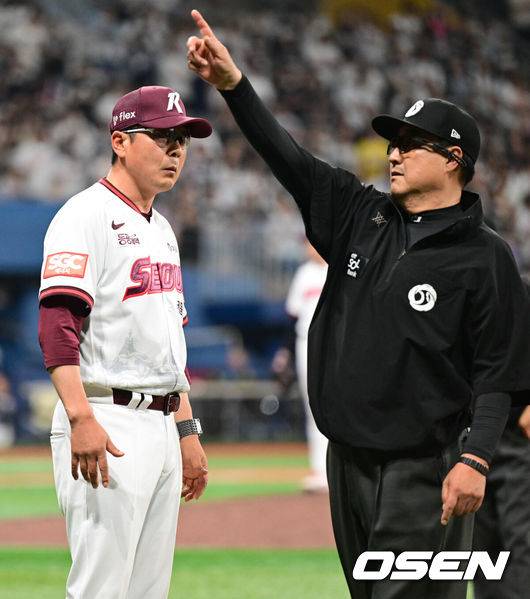 [OSEN=고척, 조은정 기자]31일 오후 서울 고척스카이돔에서 2025 신한 SOL Bank KBO리그 키움 히어로즈와 두산베어스의 경기가 열렸다.홈팀 키움은 로젠버그를, 방문팀 두산은 잭로그를 선발투수로 내세웠다.8회초 1사 키움 홍원기 감독이 두산 임종성 타석 때 배트가 돌지 않았다는 판정에 강하게 어필한 후 퇴장 당하고 있다. 2025.05.31 /cej@osen.co.kr