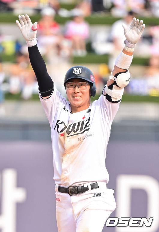 [OSEN=수원, 박준형 기자] 31일 오후 수원 KT 위즈 파크에서 ‘2025 신한 SOL BANK KBO리그’ KT 위즈와 KIA 타이거즈의 경기가 진행됐다.이날 선발투수로 KT는 소형준을, KIA는 윤영철을 선발투수로 내세웠다.8회말 1사 1,2루 KT 허경민이 재역전 1타점 적시타를 날리고 만세를 하고 있다.   2025.05.31   /