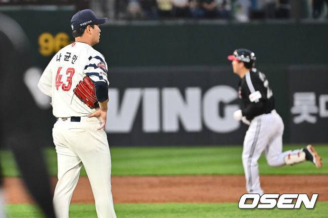 [OSEN=부산, 이석우 기자] 21일 부산 사직야구장에서 2025 신한 SOL 뱅크 KBO 리그 롯데 자이언츠와 LG 트윈스의 경기가 열렸다. 홈팀 롯데는 나균안이, 방문팀 LG는 임찬규가 선발 출전했다.롯데 자이언츠 나균안이 2회초 2사 김현수에게 우월 솔로 홈런을 맞고 아쉬워하고 하고 있다. 2025.05.21 / foto0307@osen.co.kr
