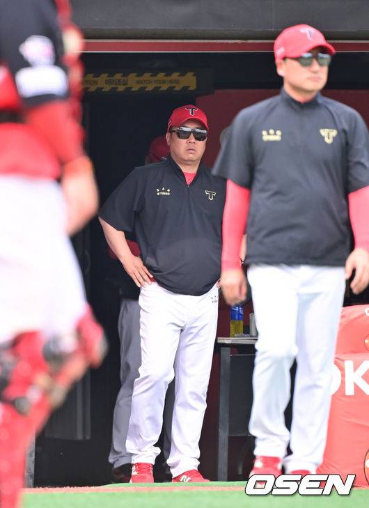[OSEN=수원, 박준형 기자] 31일 오후 수원 KT 위즈 파크에서 ‘2025 신한 SOL BANK KBO리그’ KT 위즈와 KIA 타이거즈의 경기가 진행됐다.이날 선발투수로 KT는 소형준을, KIA는 윤영철을 선발투수로 내세웠다.6회말 KT 장성우의 볼넷때 KIA 이범호 감독이 투수 교체 나서는 정재훈 투수 코치를 바라보고 있다.   2025.05.31   / soul1014@osen.co.kr