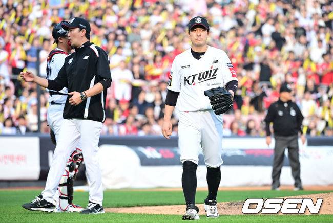 [OSEN=수원, 최규한 기자] 1일 수원 KT위즈파크에서 ‘2025 신한 SOL Bank KBO리그’ KT 위즈와 KIA 타이거즈의 경기가 열렸다.홈팀 KT는 조이현, 방문팀 KIA는 애덤 올러를 선발로 내세웠다.2회초 1사 1루 상황 KT 선발 조이현이 마운드를 내려가고 있다. 2025.06.01 / dreamer@osen.co.kr