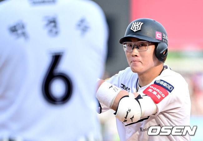 [OSEN=수원, 최규한 기자] 1일 수원 KT위즈파크에서 ‘2025 신한 SOL Bank KBO리그’ KT 위즈와 KIA 타이거즈의 경기가 열렸다.홈팀 KT는 조이현, 방문팀 KIA는 애덤 올러를 선발로 내세웠다.1회말 1사 1, 3루 상황 KT 허경민이 동점 1타점 적시타를 날리고 1루에 안착해 기뻐하고 있다. 2025.06.01 / dreamer@osen.co.kr