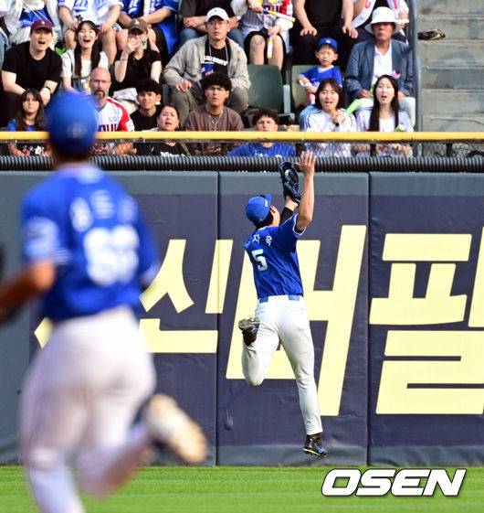 [OSEN=잠실, 조은정 기자]1일 오후 서울 잠실구장에서 ‘2025 신한 SOL Bank KBO리그’ LG 트윈스와 삼성 라이온즈의 경기가 열렸다.이날 LG는 임찬규, 삼성은 레예스를 선발투수로 내세웠다.2회말 2사 2,3루 삼성 좌익수 구자욱이 LG 박해민의 잘 맞은 타구에 호수비를 펼치고 있다. 2025.06.01 /cej@osen.co.kr
