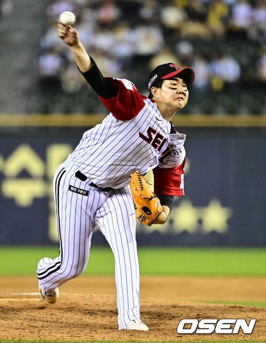 [OSEN=잠실, 조은정 기자]1일 오후 서울 잠실구장에서 ‘2025 신한 SOL Bank KBO리그’ LG 트윈스와 삼성 라이온즈의 경기가 열렸다.이날 LG는 임찬규, 삼성은 레예스를 선발투수로 내세웠다.9회초 LG 유영찬이 역투하고 있다. 2025.06.01 /cej@osen.co.kr