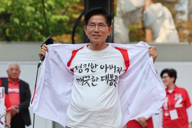 ▲국민의힘 김문수 대선 후보가 1일 경기도 의정부시 태조이성계상 앞에서 열린 유세에서 지지를 호소하고 있다. ⓒ연합뉴스