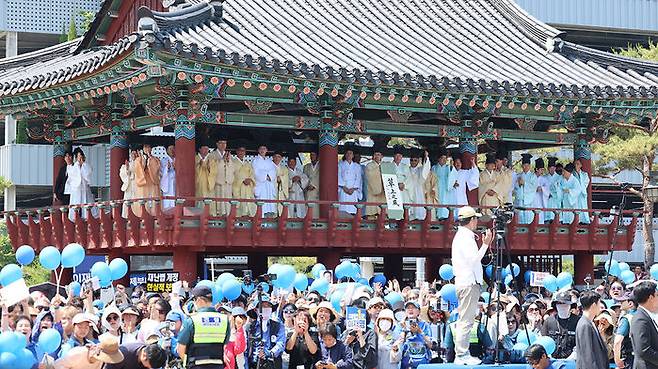 제21대 대선을 이틀 앞둔 1일 더불어민주당 이재명 대선 후보의 유세가 열린 경북 안동시의 웅부공원에서 이 후보를 지지하는 안동 유림들이 연설을 듣고 있다.