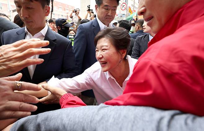 박근혜 전 대통령이 31일 오후 대구 중구 서문시장을 방문해 시민들에게 인사하고 있다.&nbsp; &nbsp; 연합뉴스