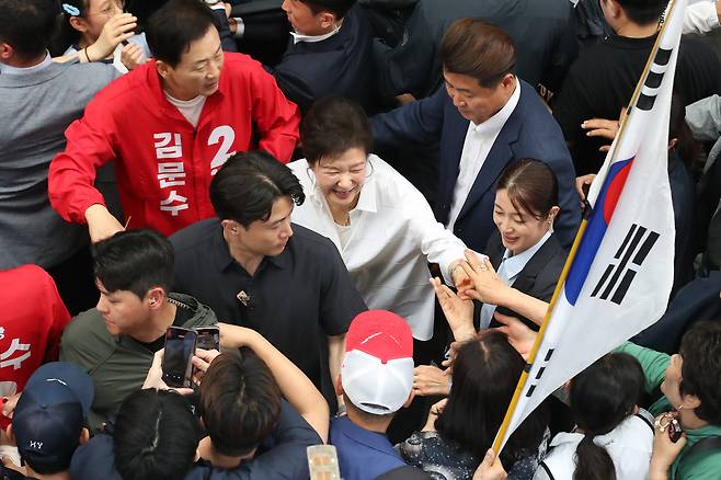 박근혜 전 대통령이 31일 오후 대구 중구 서문시장을 방문해 시민들에게 인사하고 있다.&nbsp; &nbsp; 연합뉴스