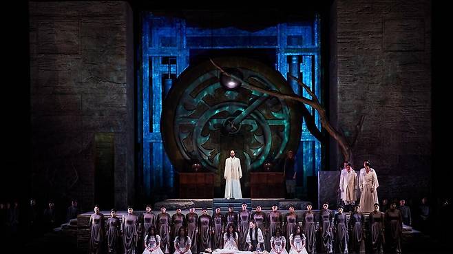 신작 오페라 ‘더 라이징 월드(The Rising World): 물의 정령’의 한 장면. 왕국 궁정에서 물귀신 들린채 누워있는 공주를 장인이 살펴보며 구할 방도를 찾고 있다.&nbsp; 예술의전당 제공