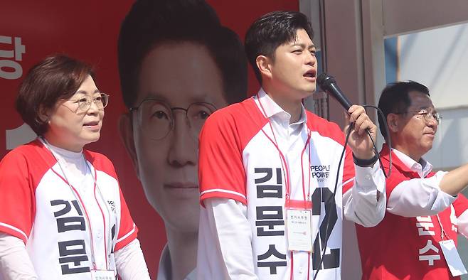 김용태 국민의힘 비상대책 위원장이 1일 오전 대구·경북(TK)표심의 바로미터인 죽도시장을 찾아 유세를 펼치고 있다.