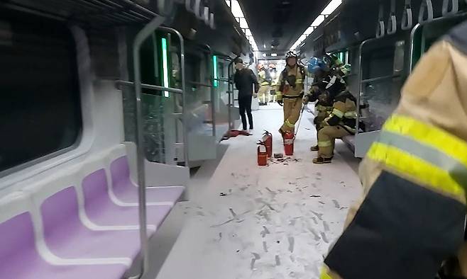 5월 31일 서울 지하철 5호선 열차 방화 사고 발생 직후 객차 내부에 진입한 소방대원들이 잔불 정리와 상황 점검을 진행하고 있다. 영등포소방서 제공