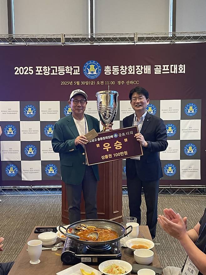 우승을 차지한 공기태(왼쪽· 27기) 동문이 이재원 제42대 총동창회장과 기념촬영을 하고 있다.