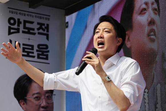 이준석 개혁신당 대선 후보가 지난달 31일 경기 안양시 평촌로데오거리에서 열린 유세에서 막판 지지를 호소하고 있다. 2025.5.31 뉴스1