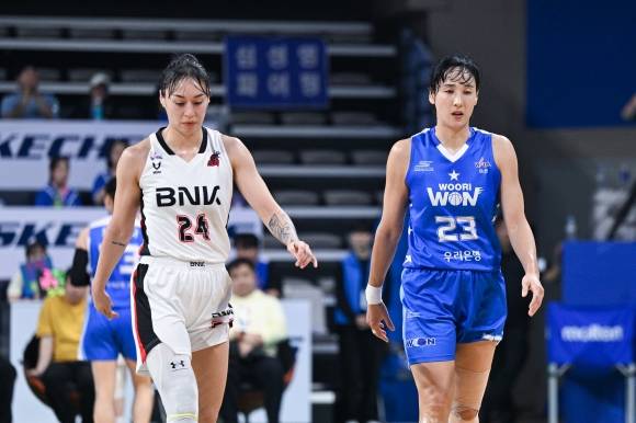 아산 우리은행 김단비가 지난해 11월 2일 아산 이순신체육관에서 열린 2024~25 여자프로농구 정규시즌 부산 BNK와의 홈 경기에서 김소니아와 맞대결하고 있다. WKBL 제공