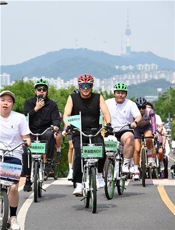 오세훈 서울시장이 지난달 31일 ‘제2회 쉬엄쉬엄 한강 3종 축제’ 2일차 자전거 종목에 참가해 따릉이를 타고 한강 자전거도로를 달리고 있다.   서울시 제공