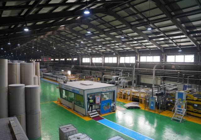 태림포장 시화공장에 있는 골판지 원단 제조기계인 골게터에서 제품이 생산되고 있다. 사진 제공=태림포장